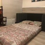 Guesthouse Familial Pour 1,2,3,4 Personnes De 42M2-Accessible Handic -Rez De Chaussee-Vues Sur Rue Et Patio Prive - Sejour,Chambre Separee,Cuisine,Salle De Bain,Lit Double Et Canape-Lit 2Pers-Entree De La Rue Berzelius-5 Minutes Du Metro Brochant-Lig