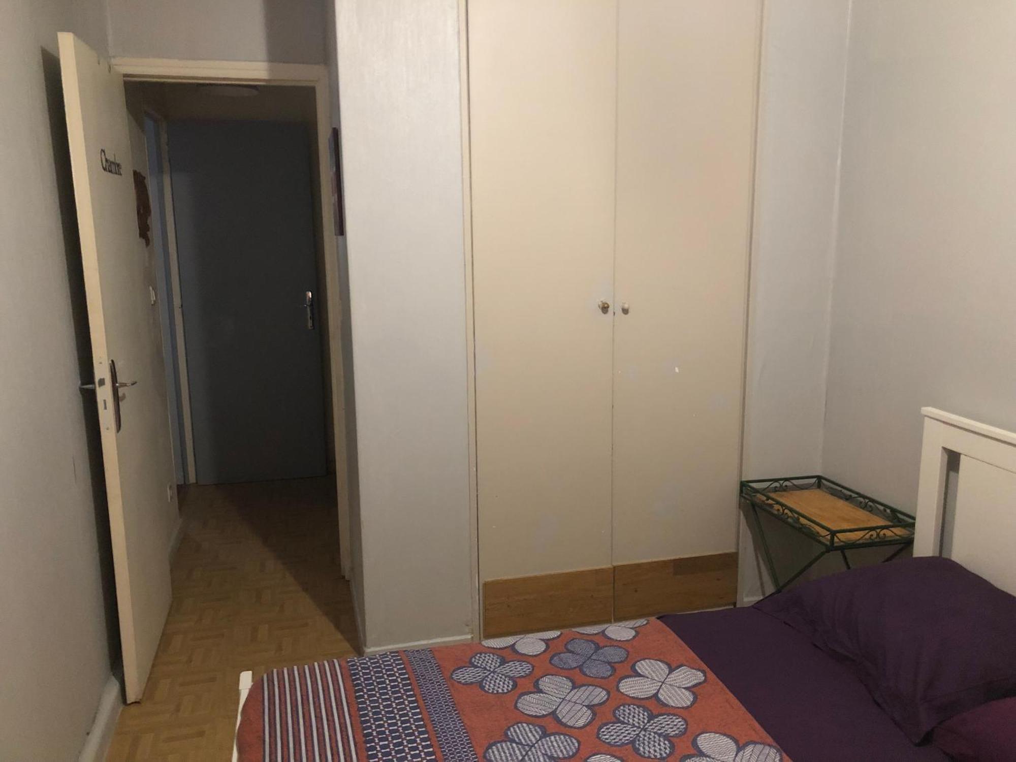 Appartement Familial Pour 2,3,4 Personnes De 44m2- Accessible Handic -rez De Chaussee-vues Sur Rue Et Patio Prive - Sejour, Separee-cuisine,salle De Bain,lit Double Et Canape-lit 2pers-entree De La Rue Berzelius-5 Minutes Du Metro Brochant-lig *