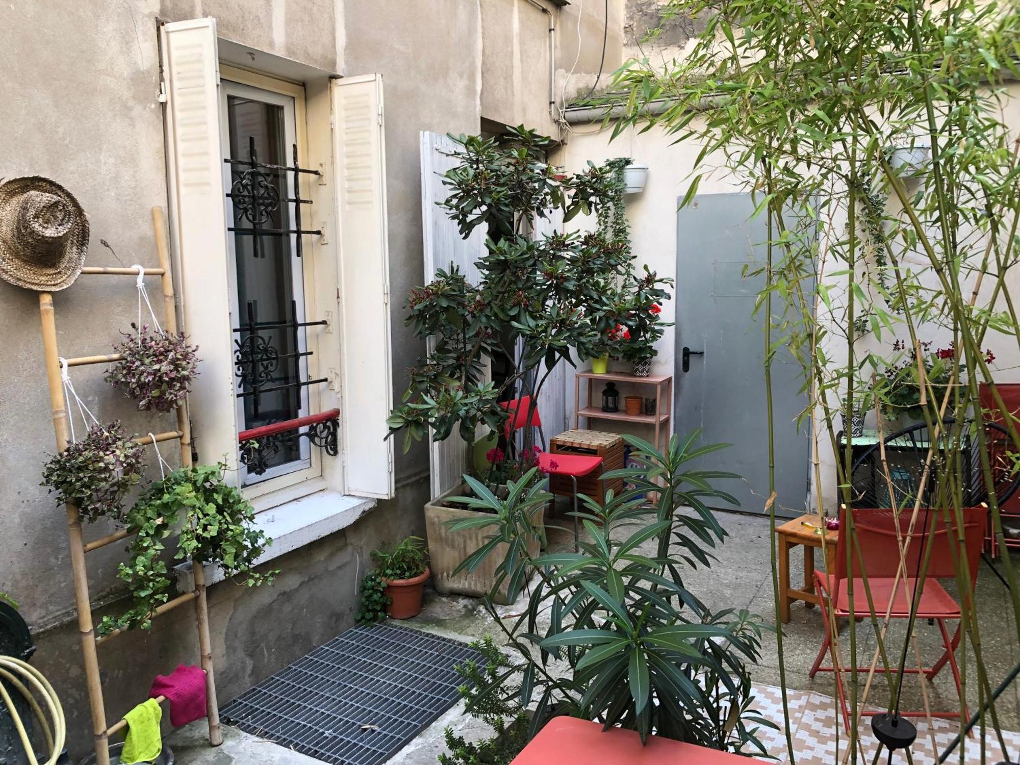 Familial Pour 2,3,4 Personnes De 44m2- Accessible Handic -rez De Chaussee-vues Sur Rue Et Patio Prive - Sejour, Separee-cuisine,salle De Bain,lit Double Et Canape-lit 2pers-entree De La Rue Berzelius-5 Minutes Du Metro Brochant-lig Appartement Paris