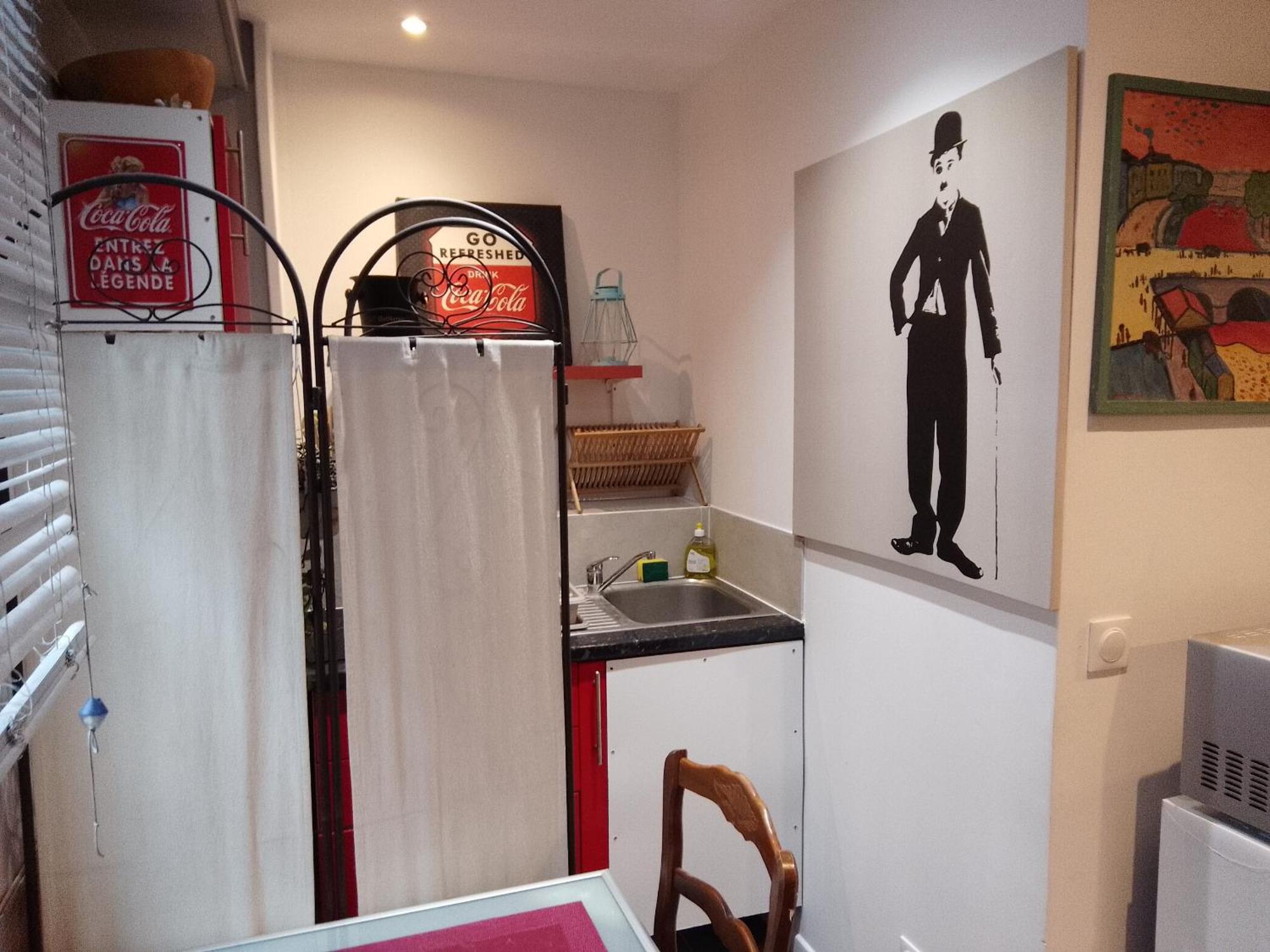 Appartement Familial Pour 2,3,4 Personnes De 44m2- Accessible Handic -rez De Chaussee-vues Sur Rue Et Patio Prive - Sejour, Separee-cuisine,salle De Bain,lit Double Et Canape-lit 2pers-entree De La Rue Berzelius-5 Minutes Du Metro Brochant-lig Paris