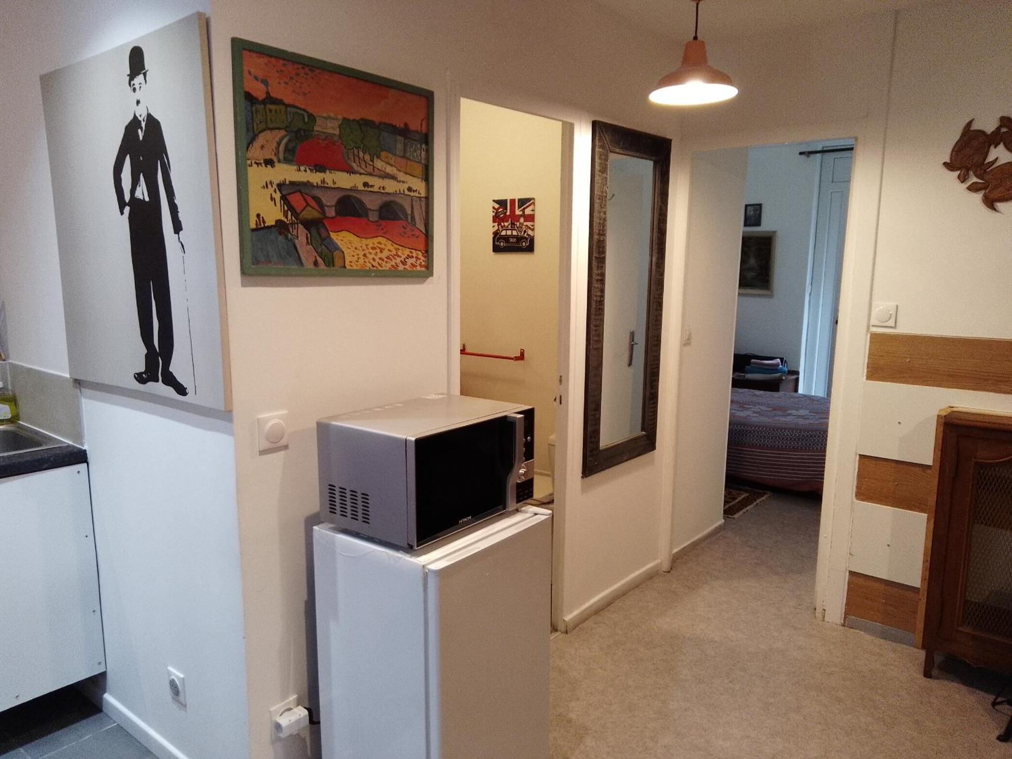 Familial Pour 2,3,4 Personnes De 44m2- Accessible Handic -rez De Chaussee-vues Sur Rue Et Patio Prive - Sejour, Separee-cuisine,salle De Bain,lit Double Et Canape-lit 2pers-entree De La Rue Berzelius-5 Minutes Du Metro Brochant-lig Paris