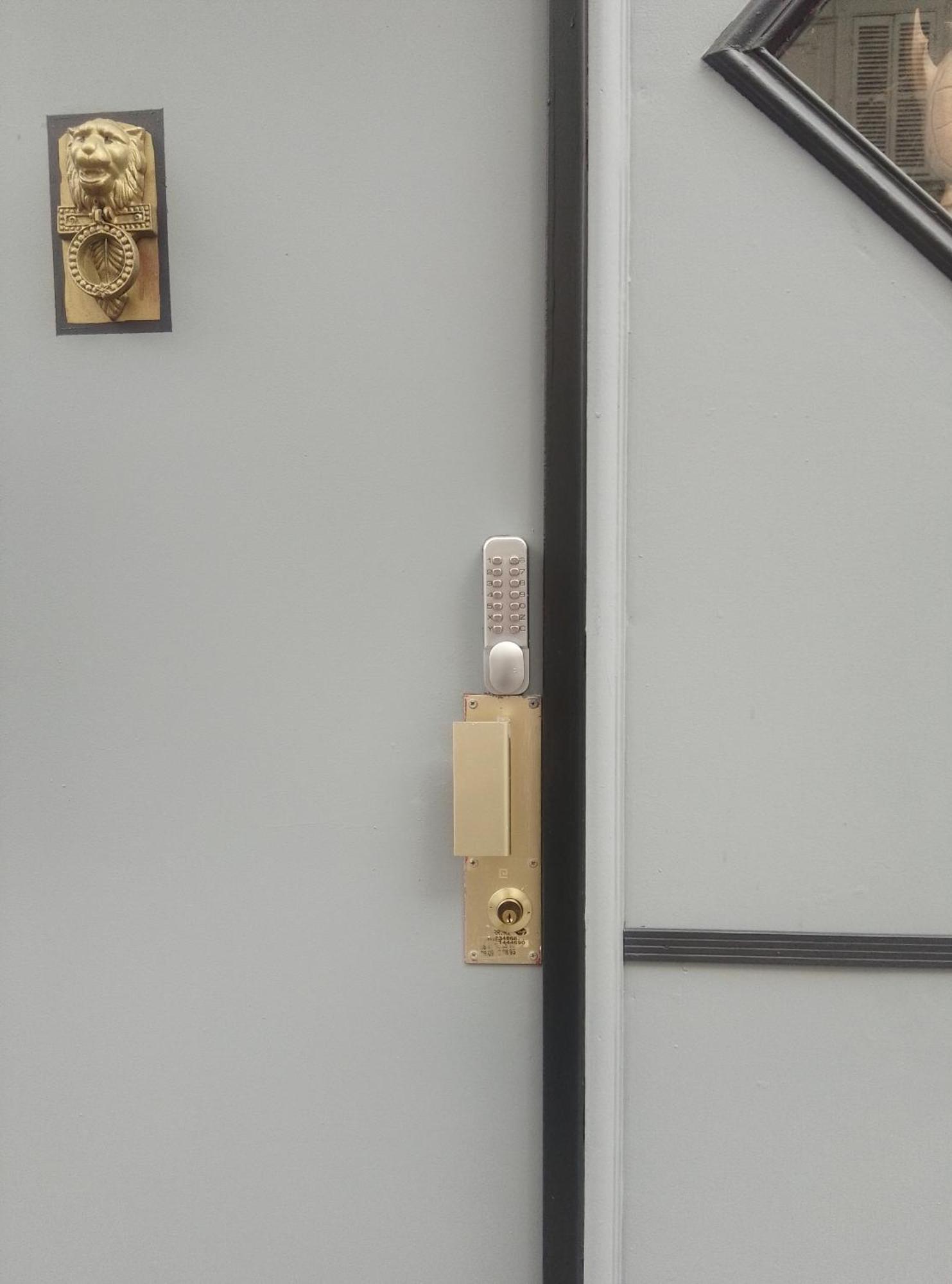 Guesthouse Familial Pour 1 A 5 Personnes De 42M2-Rez De Chaussee-Vues Sur Rue Et Patio Prive Ombrage - Sejour,Chambre Separee,Cuisine,Salle De Bain,Lit Double Et 2 Canapes Lits Depliant - Entree Cote Rue Berzelius-5 Minutes Du Metro Brocante ,Bus 31, Apartment